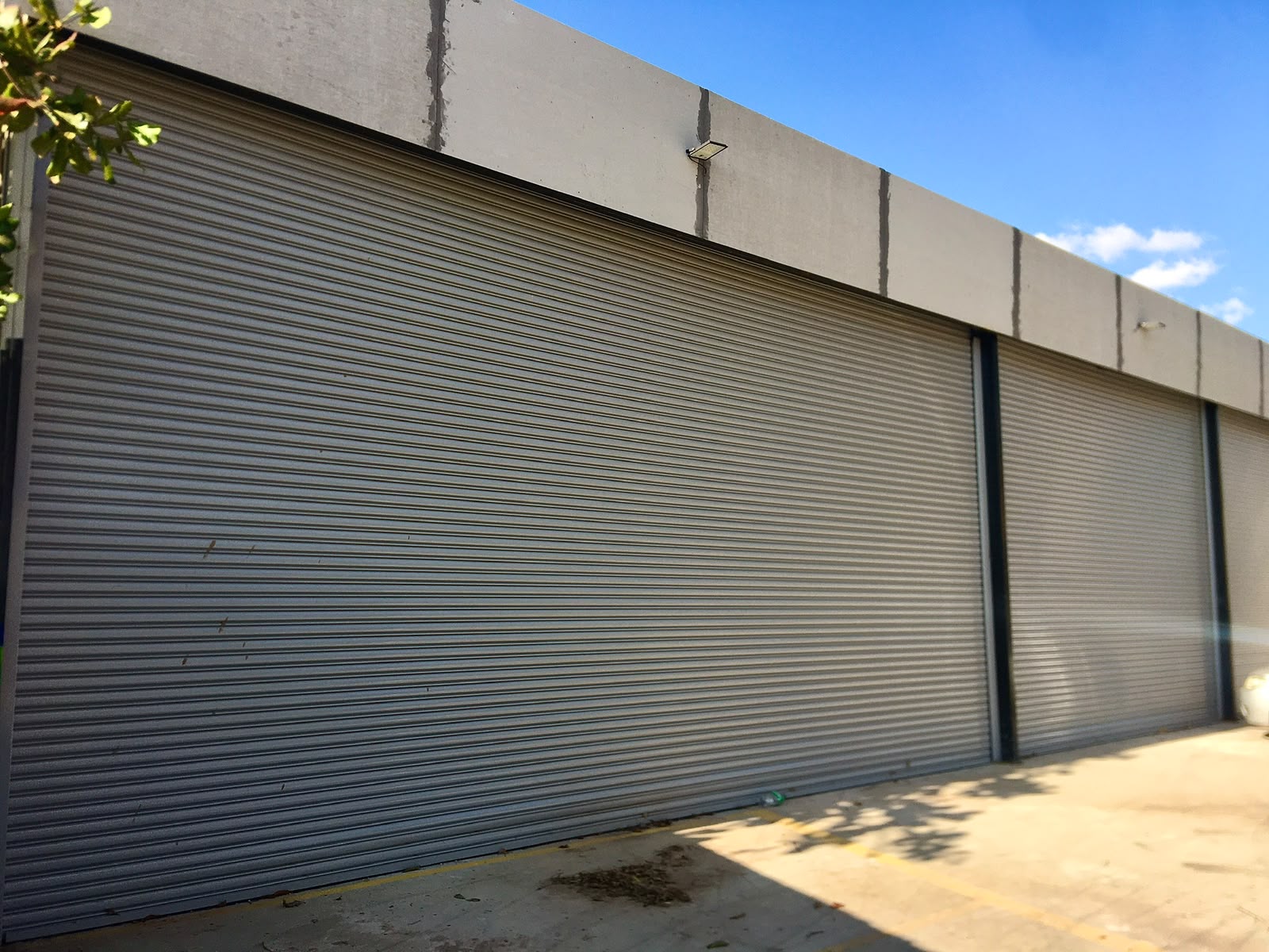 Serviço de manutenção em porta de enrolar